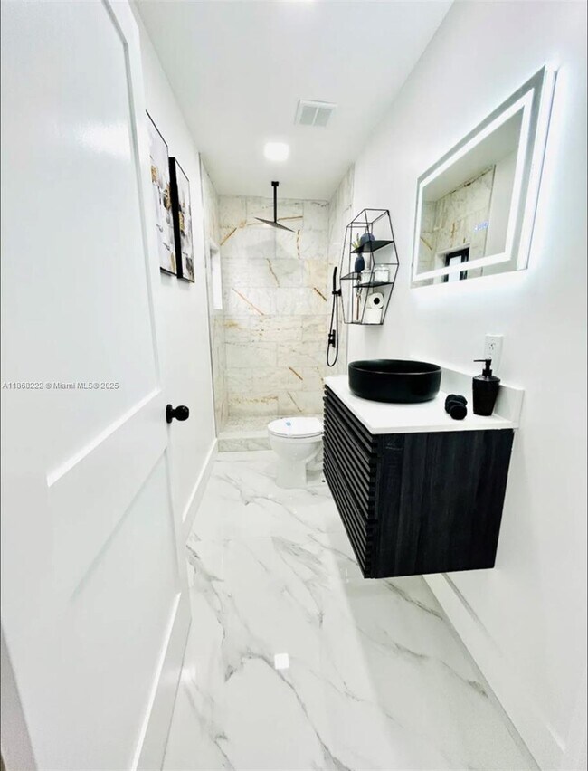 Foto del edificio - 2723 SW 13th St