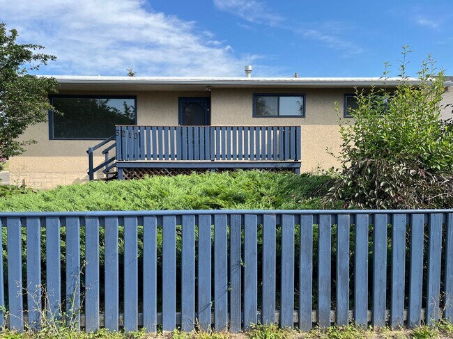 Building Photo - 3 Bed 1 Bath Unit in Blackfalds, AB