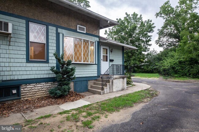 Building Photo - 517 S Fairview St