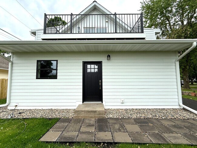Building Photo - Stunning 3BR/3BA Orono Home Available 8/15. Walk to Lake Minnetonka!