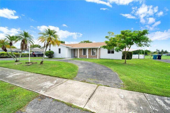 Building Photo - 15425 Palmetto Lake Dr