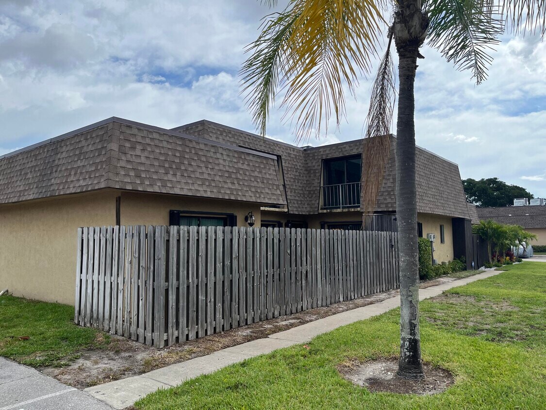 801 Waterview Dr, Palm Springs, FL 33461 Townhome Rentals in Palm