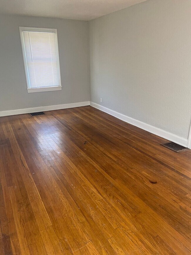 Building Photo - Great 2 Bedroom home in Kansas City!
