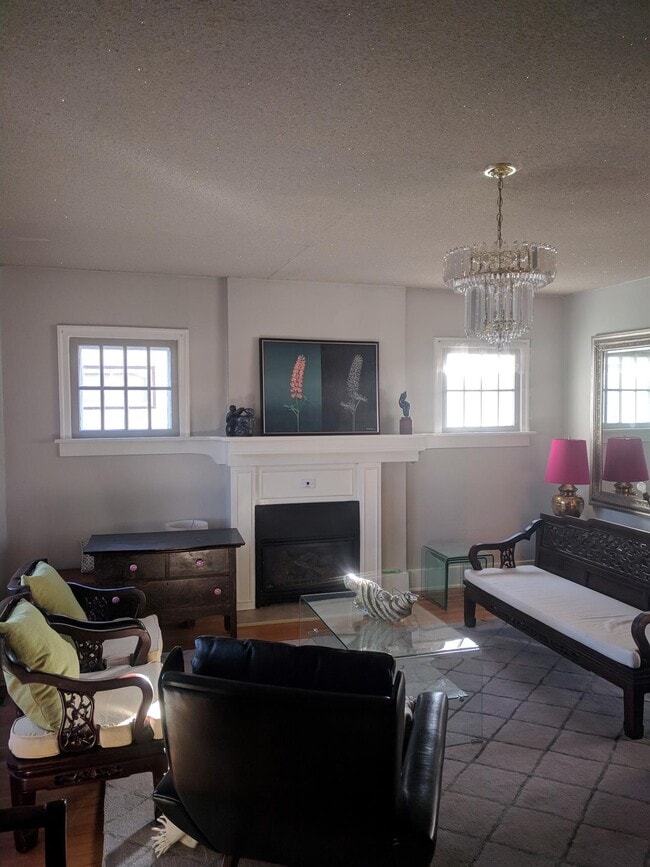 Building Photo - 4 Bed 2 Bath Unit in Didsbury, AB
