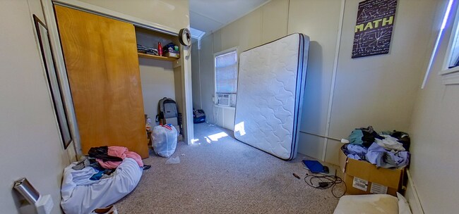 Building Photo - Fenced-in Yard + Off-Street Parking + Wash...
