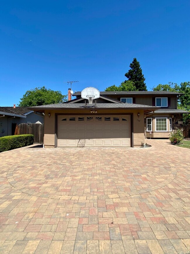 Foto del edificio - Large updated home located 3.9 Miles from Apple Headquarters, 8.6 miles form Googleplex
