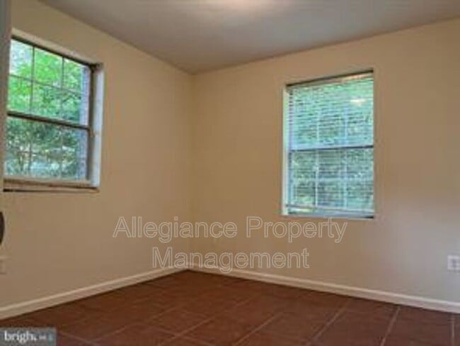 Building Photo - 1741 N Troy St