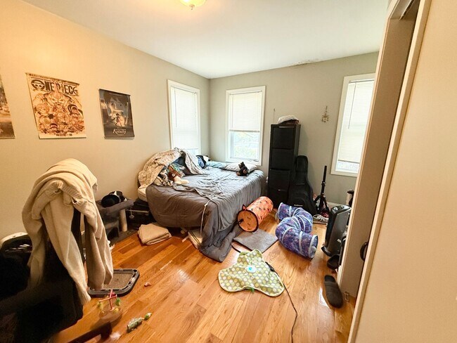 Foto del edificio - Great Deal and location - 4-bed, 1-bath in Allston