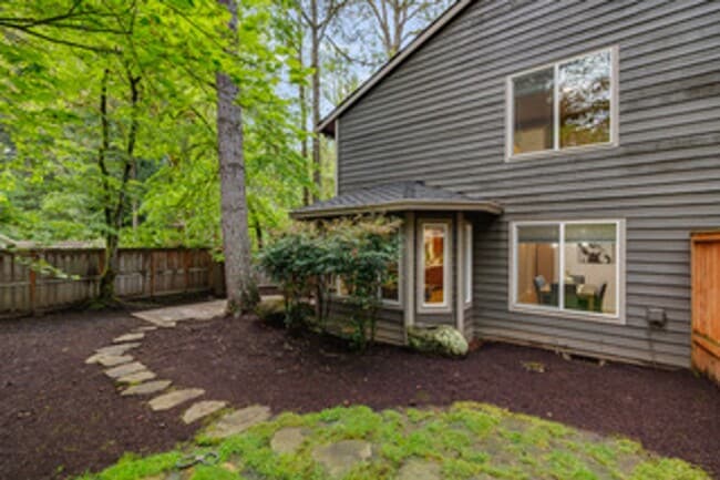 Foto del edificio - Summer-Ready Living in Sought-After Bryant Woods!