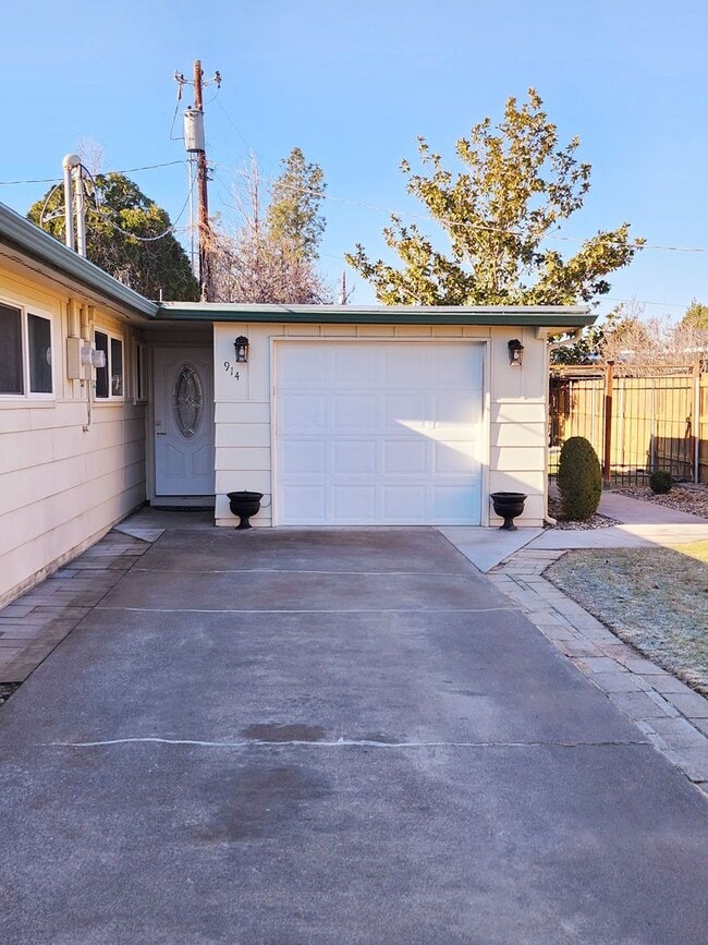 Building Photo - 3 Bedroom Duplex within walking distance t...