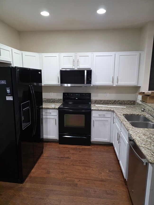 Building Photo - Large 3 Bedroom Townhouse in South Nashville