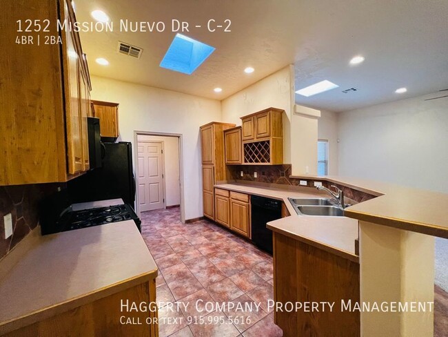 Building Photo - Beautiful & unique 4 bed 2 bath 2 story home!