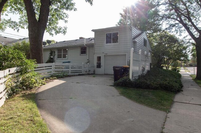 Foto del edificio - 1118 10th Ave NW