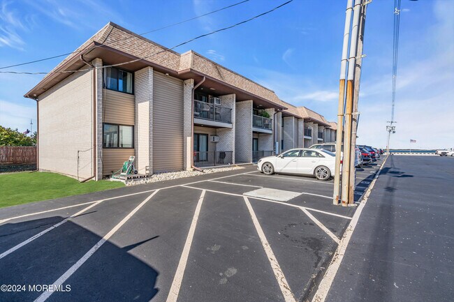 Building Photo - 330 Shore Dr