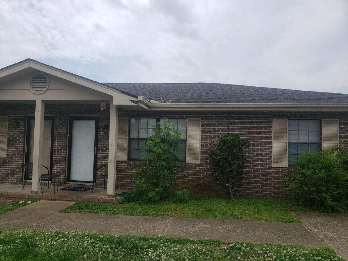 Primary Photo - 5004A N. Moore Lane