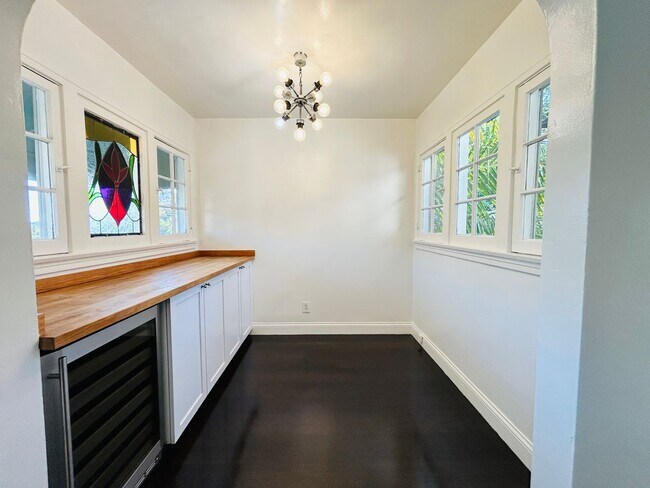 Foto del edificio - 8159 Willoughby Ave