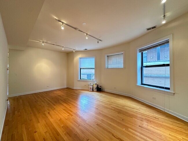Building Photo - 4715 N Sheridan Rd
