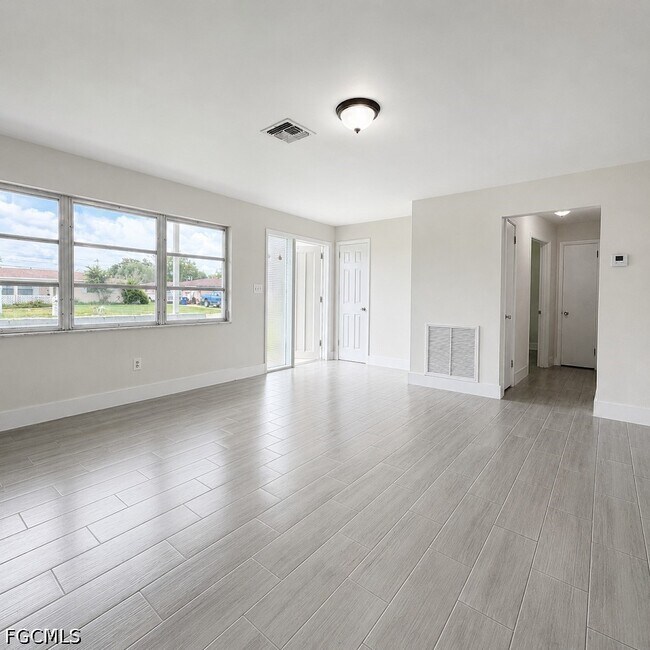 Building Photo - 800 Willow Dr
