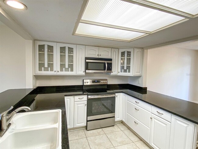 Building Photo - 955 Sunridge Dr