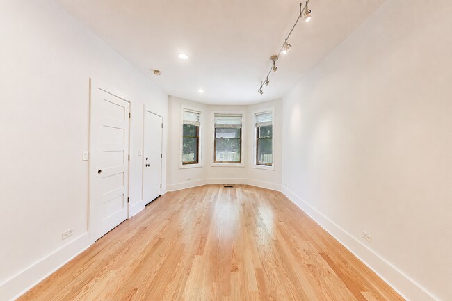 Foto del edificio - 2132 N Oakley Ave