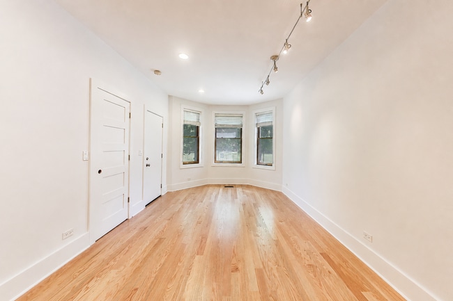Building Photo - 2132 N Oakley Ave
