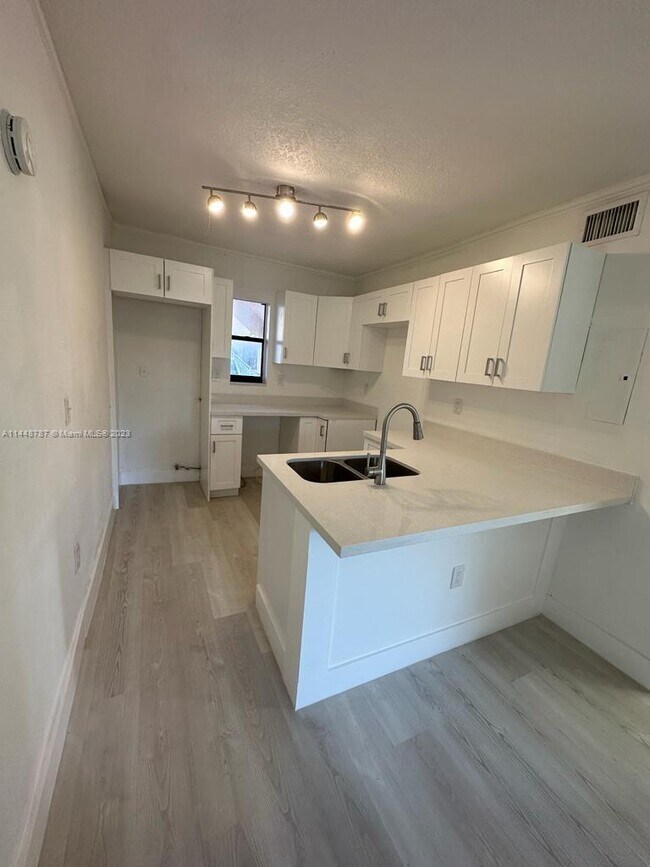 Foto del edificio - 6170 SW 62nd Terrace