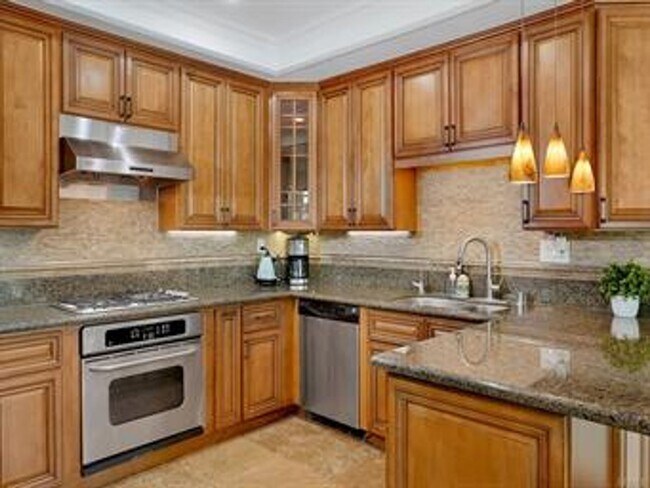 Foto del edificio - Beautifully Updated Model Home in the Prestigious, highly desirable Woodbridge