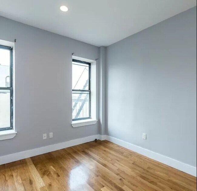 Foto del edificio - 70 Pinehurst Ave