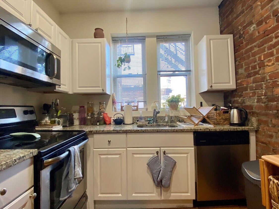 Primary Photo - Nicely renovated 1 bed in the heart of the...
