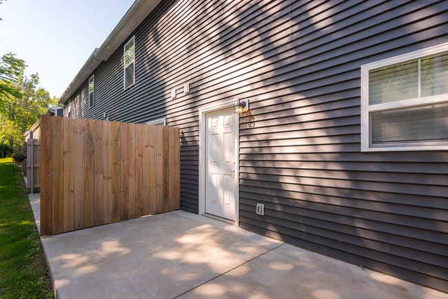 Building Photo - 2205 Crossfield Dr