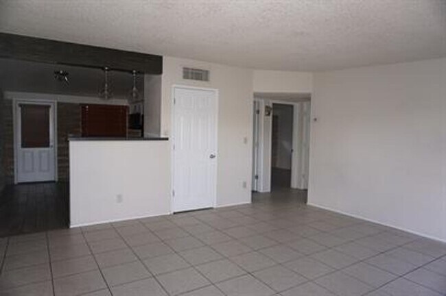Building Photo - 935 E Adelaide Dr