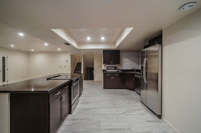 Foto del edificio - Exceptional 6-Bedroom Residence Near ASU with Garage & Modern Conveniences