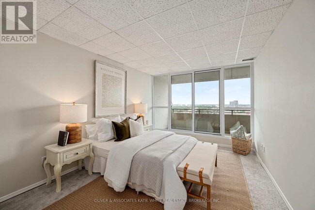 Building Photo - Spacious 3-Bedroom, 2-Bathroom Downtown Unit