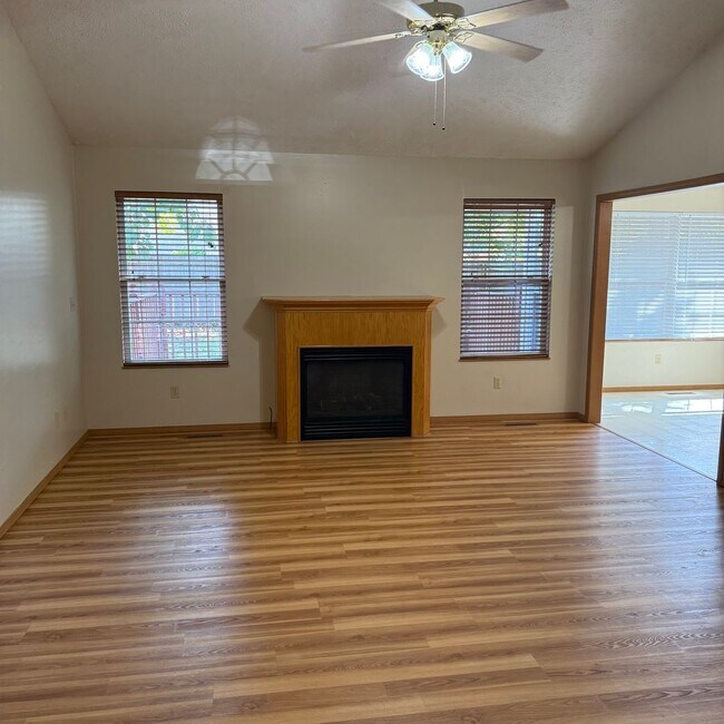 Building Photo - Beautiful 3 bedroom 2 Bathroom home in Wil...