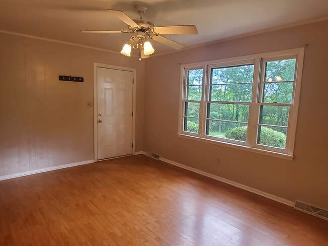 Building Photo - 255 Sunset Ln