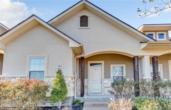 Foto del edificio - College Station - 3 bedroom / 3 bath Townhome, covered patio & back yard with one car garage.