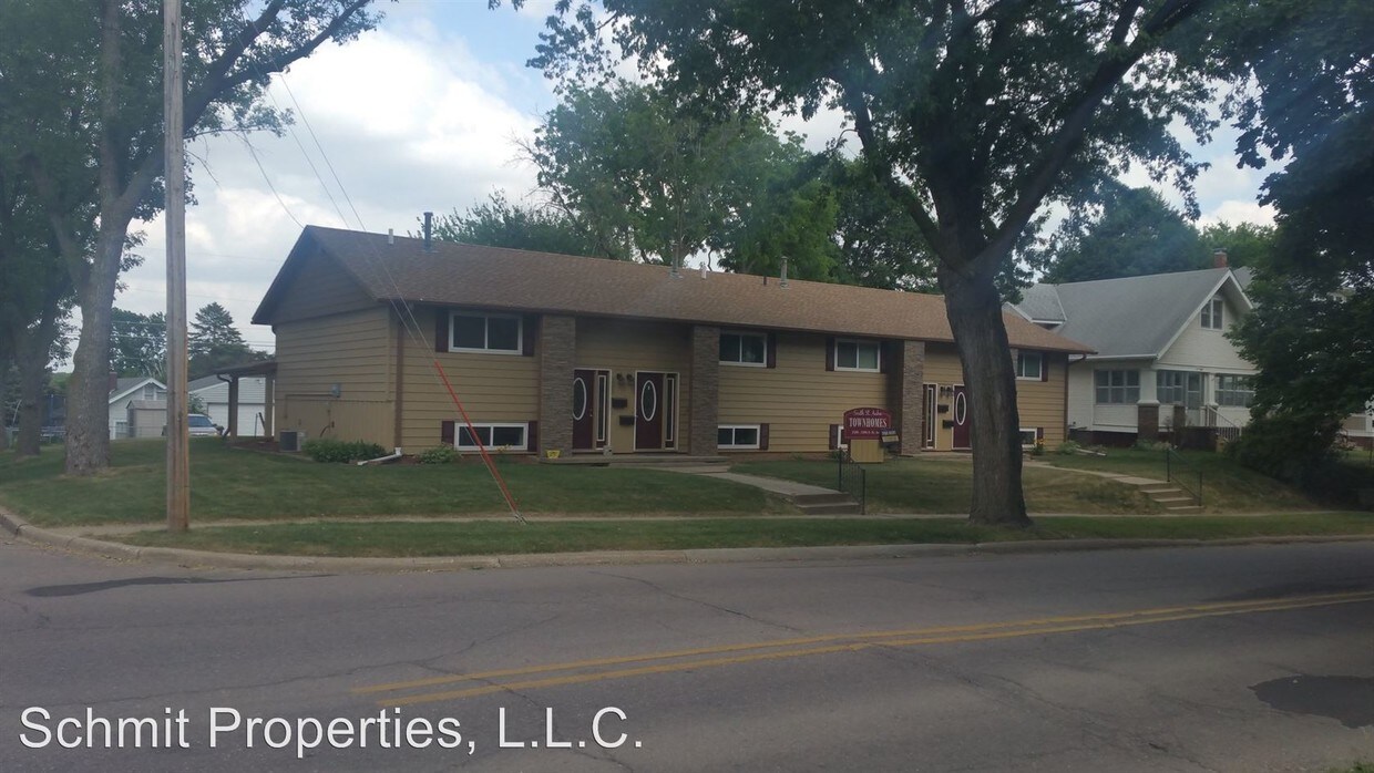 Primary Photo - 2300 S St Aubin St