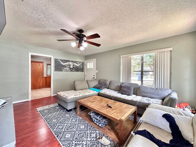 Building Photo - 3 BR / 2 BA Home for Rent
