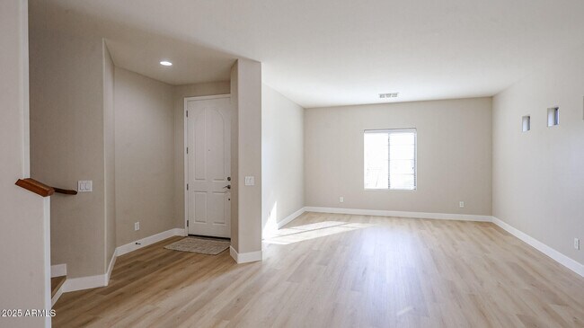 Foto del edificio - 15670 W Monterosa St