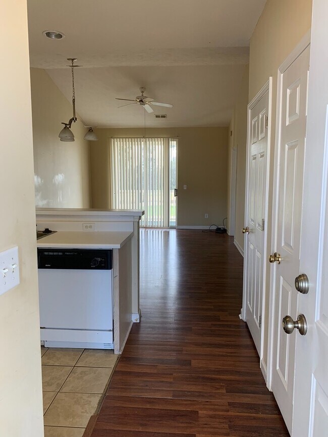 Building Photo - 3rd Floor 2 Bedroom Condo with a Golf Cour...