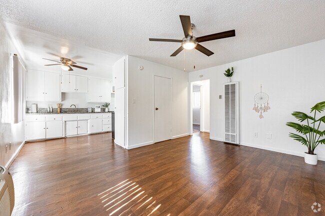 1BR, 1BA - 735SF - Living Room - Palm Gate Apartments
