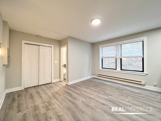 Building Photo - Prime Ravenswood Studio