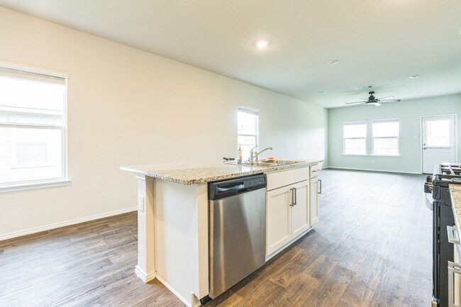 Foto del edificio - Modern & Roomy 4-Bed in Von Ormy – Open Fl...