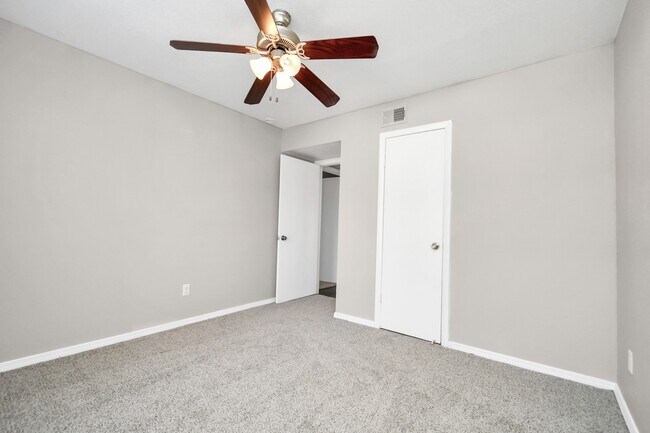 Foto del edificio - 7700 W Airport Blvd
