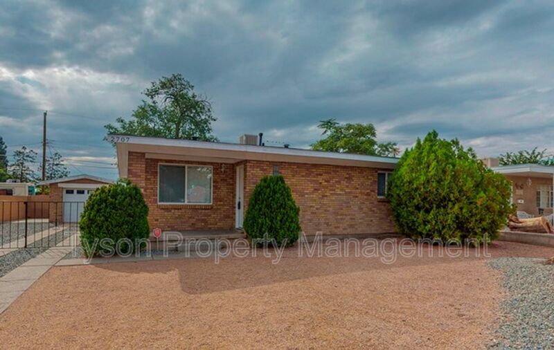 Foto principal - 2707 Adams St NE