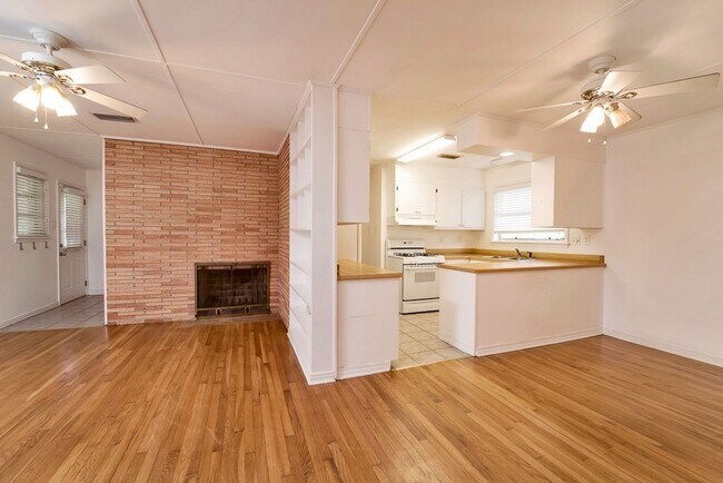 Foto del edificio - SOON AVAILABLE IN DOWNTOWN FAIRHOPE!
