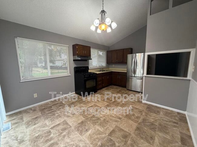 Building Photo - 2450 Jenkee Dr