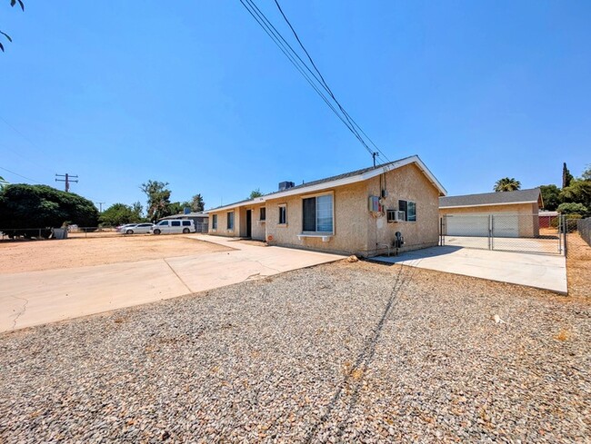 Building Photo - 4 bed with Dual master bedrooms and Solar ...