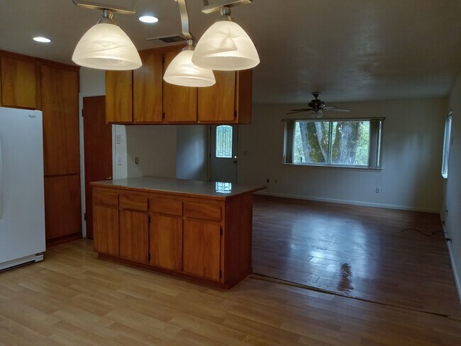 Building Photo - 375 Merry Ln