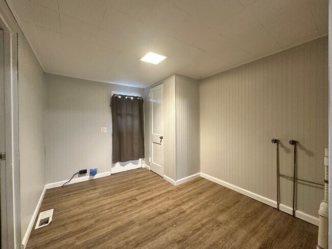 Building Photo - 2 Bedroom 1 Bathroom Home